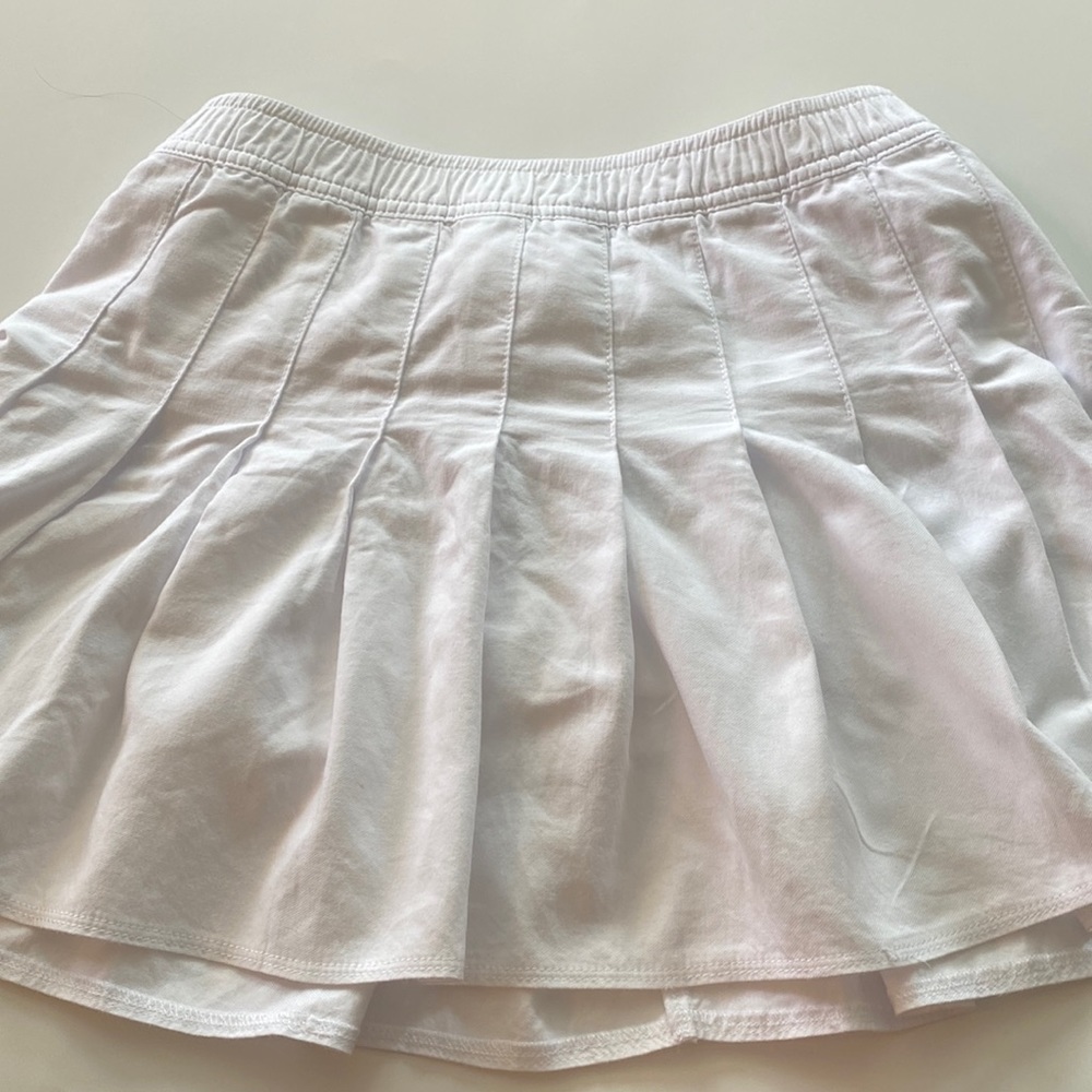 Once again another skirt that fits nicely! The size of this adorable skirt is 12